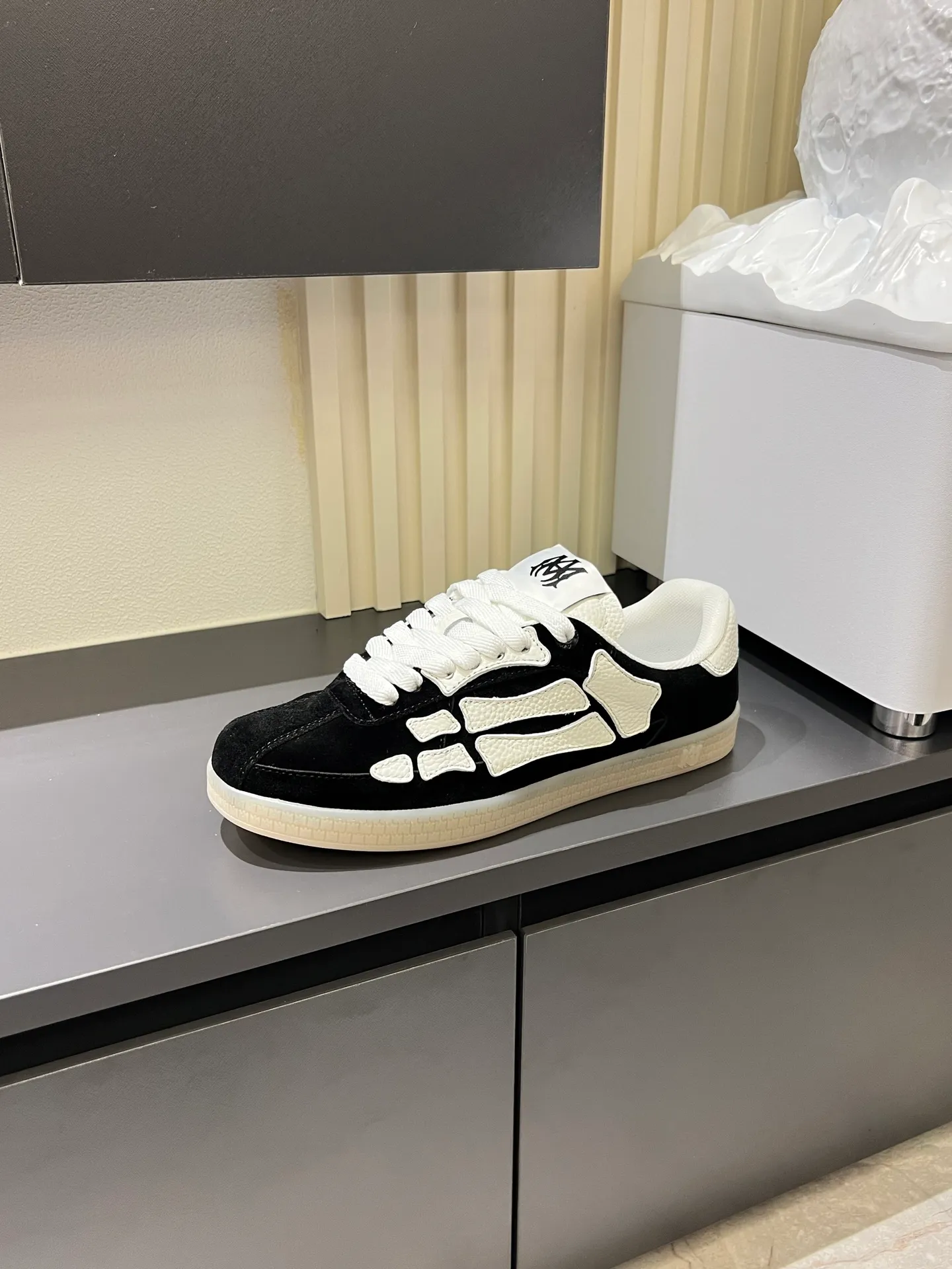 Men's shoes 💰p560 "AMIR*" new men's low-top casual sports sneakers bone shoes, another pair of irresistible bone shoes. Bone shoes are one of AMIRI's most popular items. Made of first-layer cowhide upper. The side bones are made of two cowhide laminations. It has a three-dimensional effect. The leather incisions are all oil-edged. Contrast color design. Simple style. Fashionable sports. Customized metal LOGO nameplate embellished with laces. Exclusive top-quality version. Supports contrast. Breathable mesh lining. The original rubber outsole is a must-have item for daily leisure. It is suitable for various occasions. If you pursue high quality, check it out. It is super cool on the feet and comes with a full set of original packaging! Size: 39-45!